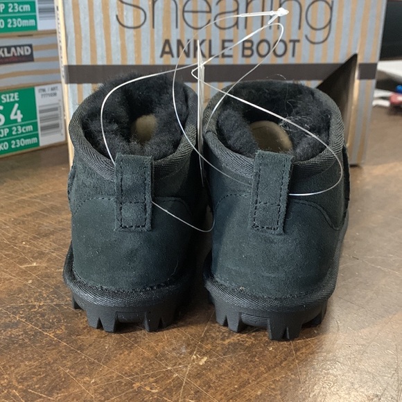 NEW Kids Kirkland Signature Shearling Mini Short Boot Black - Picture 4 of 5